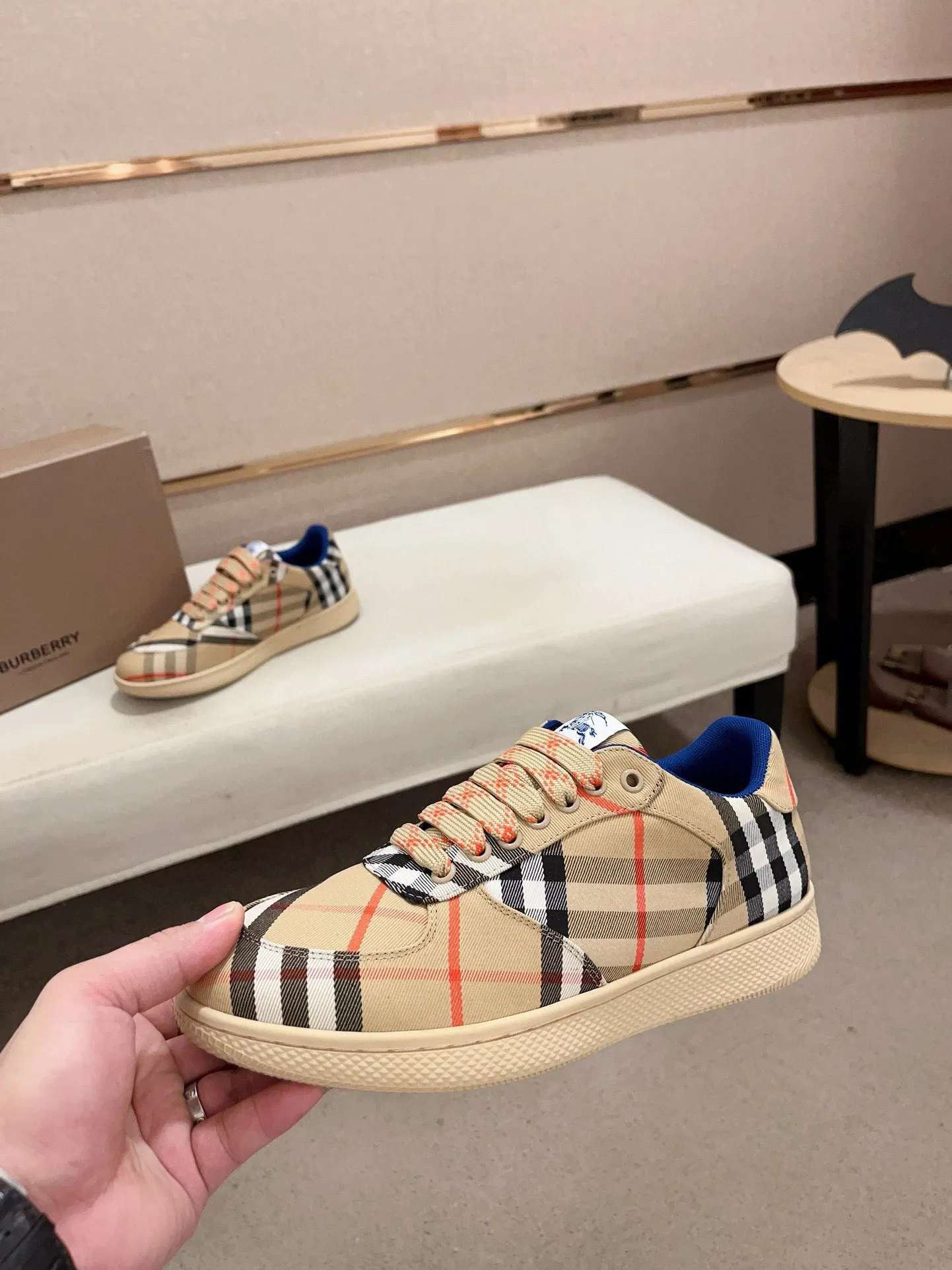 Men's shoes 💰: 560💰🇮🇹🇮🇹The counters are synchronized with Burberry's top purchasing agents🔍🔍Synchronized sales. Positive code number: 38-44. Italian imported cowhide, fully imported sheepskin lining, sole: original sole provided by the original factory, exclusive movable molded sole, super comfortable, original factory follow-up order, 🔍🔍high quality, you can enter and leave the counter at will, welcome to compare (45 yuan for customization, no return or exchange)